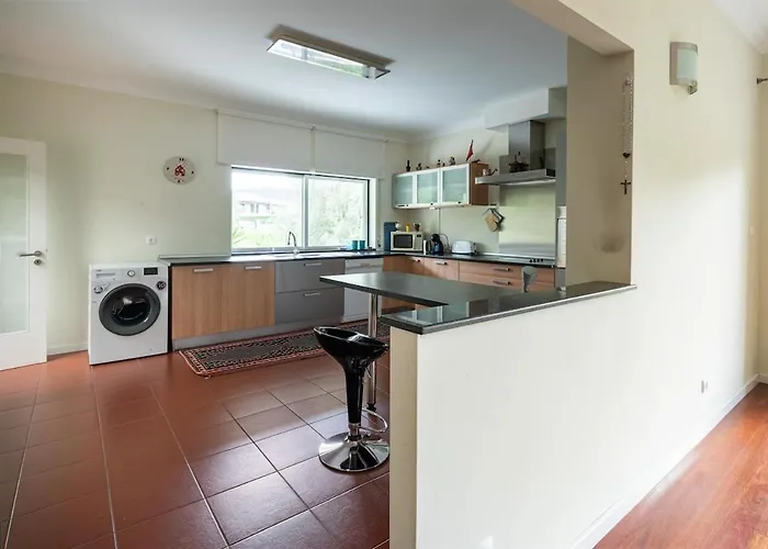 Casa Carvalho De Bouca, Moreira Moncao * Cortinhal